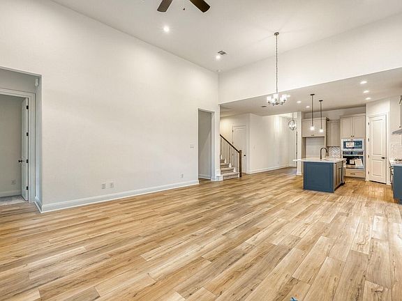 2nd image of 248 Prickly Poppy Loop