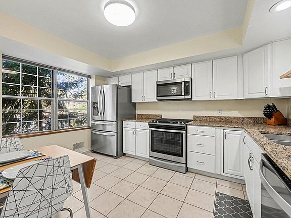 3rd image of 220 Lyn Anne Ct