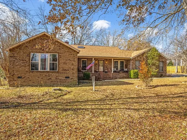 202 Provins Dr, Tullahoma, TN 37388