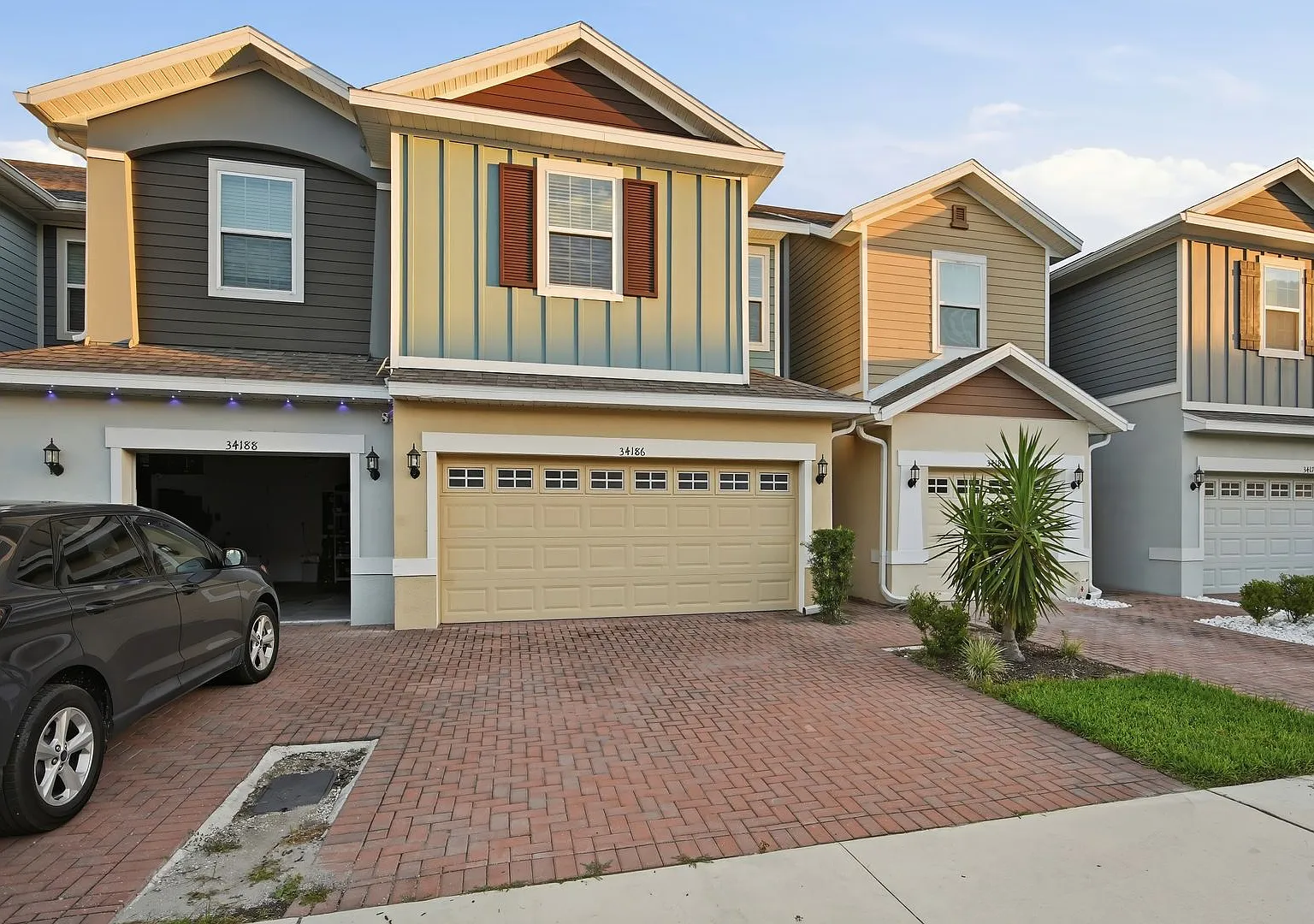 Well laid out 3 BDS/ 2.5 Bths Townhome with many upgrades centrally located! — Photo 3