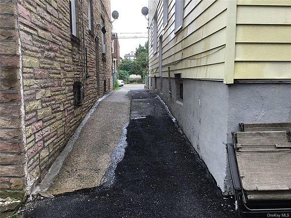 4th image of 925 E 219th St