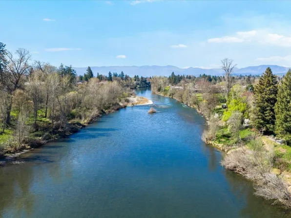 1300 Daisy Ln, Grants Pass, OR 97527