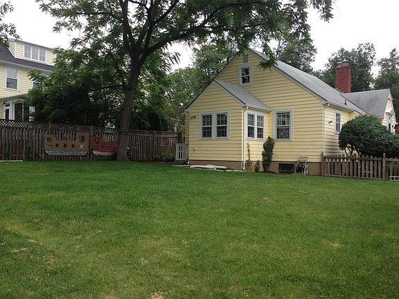 3rd image of 1824 N Quincy St