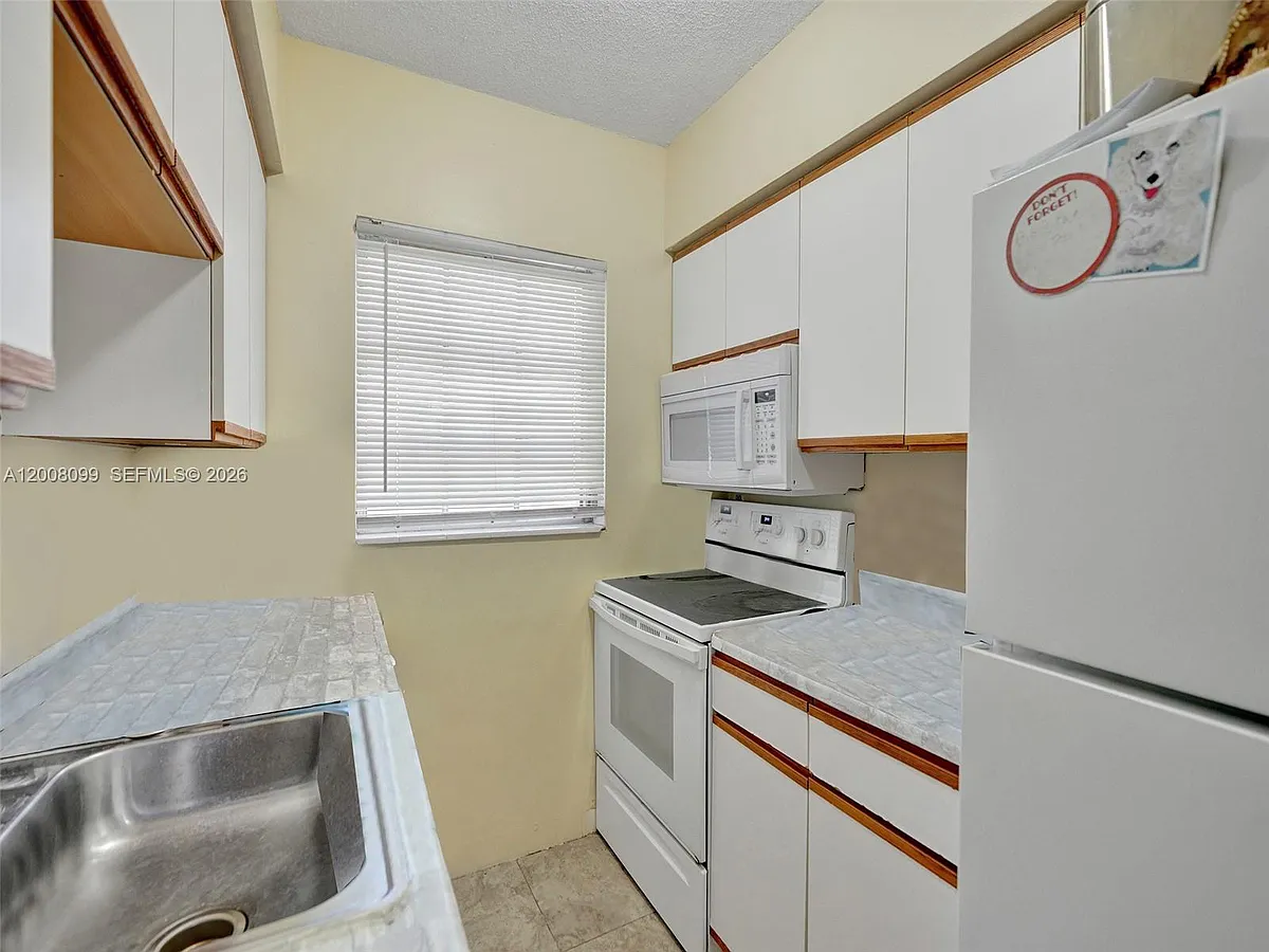 Building Photo - 1211 NE 23rd Ave #2