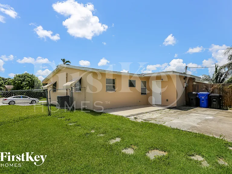 1901 SW 67th Ter — Photo 18