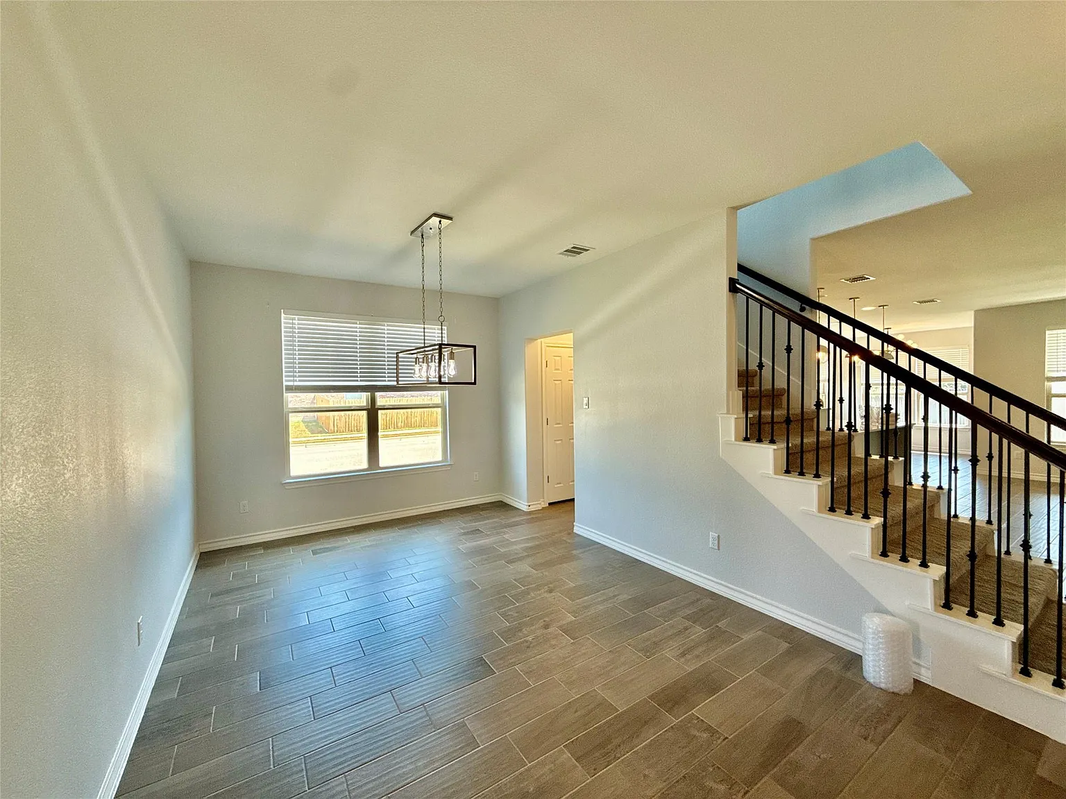 4 bed, 2.5 bath, 3200 sqft, $2,800 — Photo 4