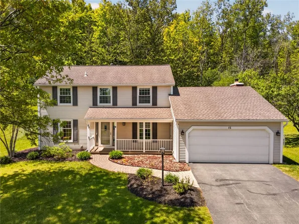 15 Bent Oak Trl, Fairport, NY 14450