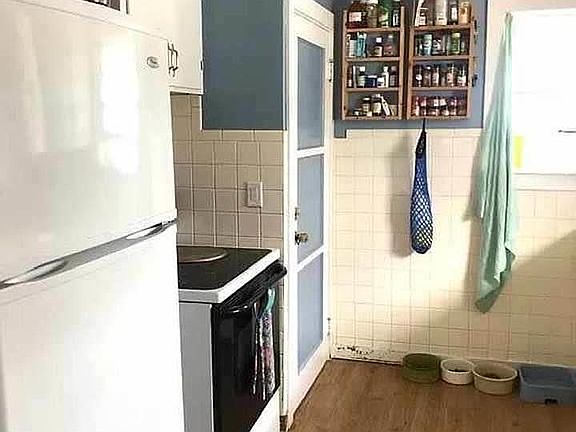 5th image of 412 W B St