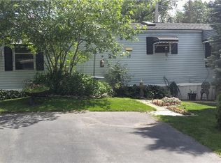 17 Melbar Dr, Farmington, NY 14425