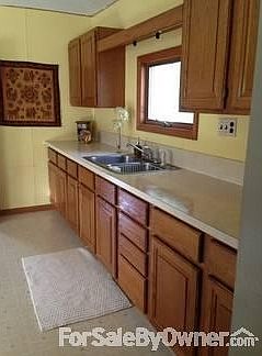 Blue House - Kitchen
						:
						Large kitchen, lots of cupboard space. Large enough for sm table.