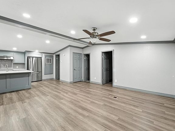 4th image of 110 Robin St #2