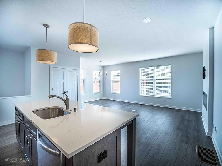2061 W 34th Pl — Photo 13