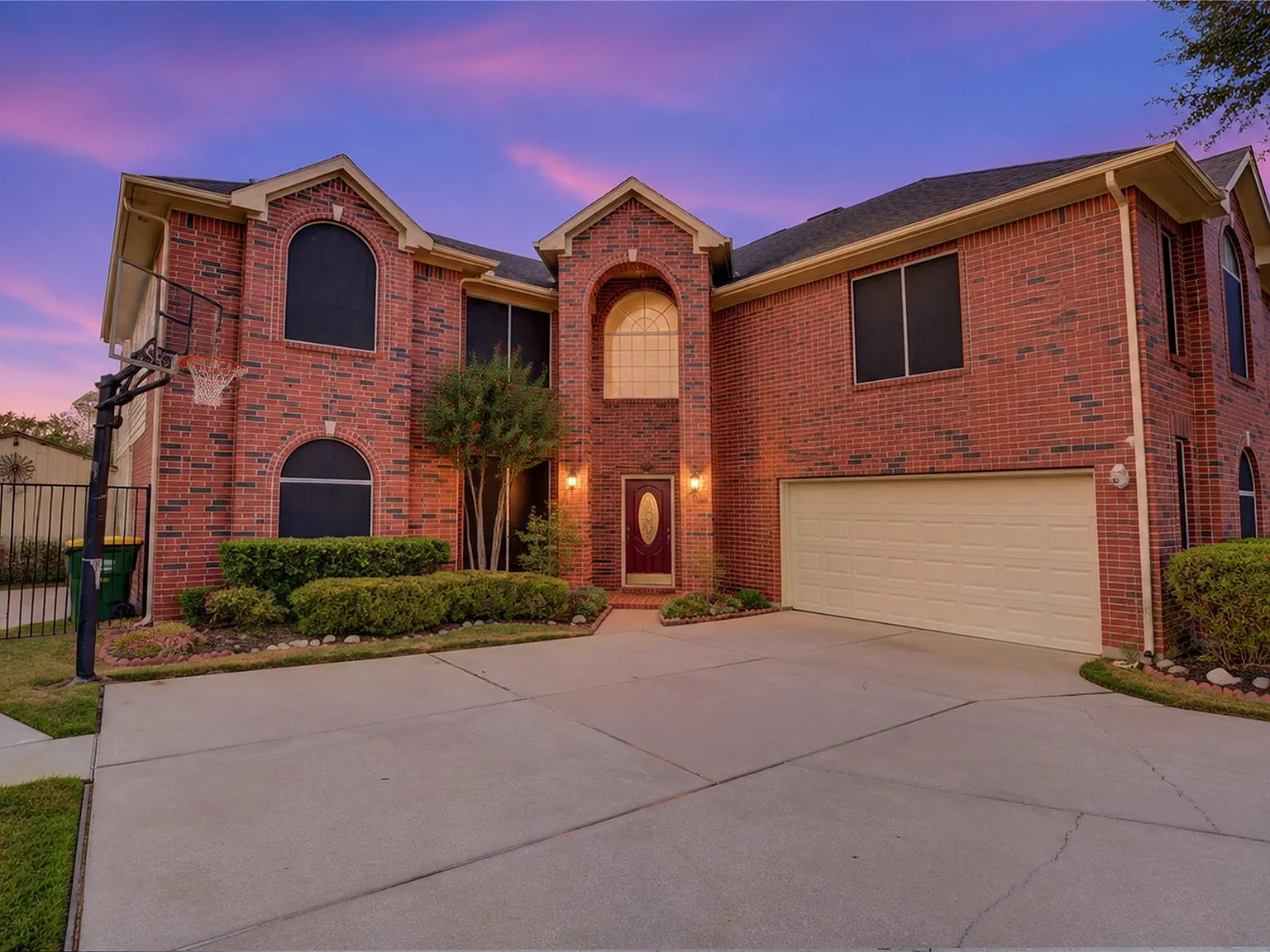5 bed, 3.0 bath, 4305 sqft, $3,975 — Photo 2