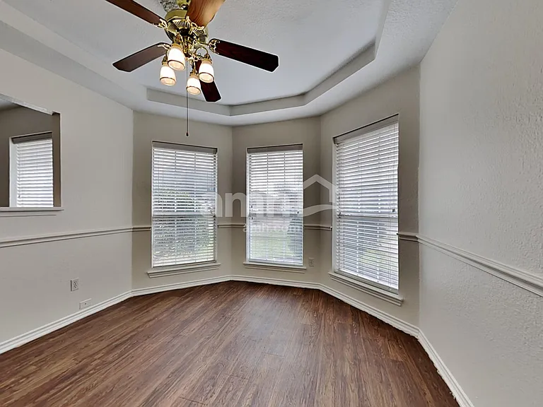 1082 Springhill Dr — Photo 5