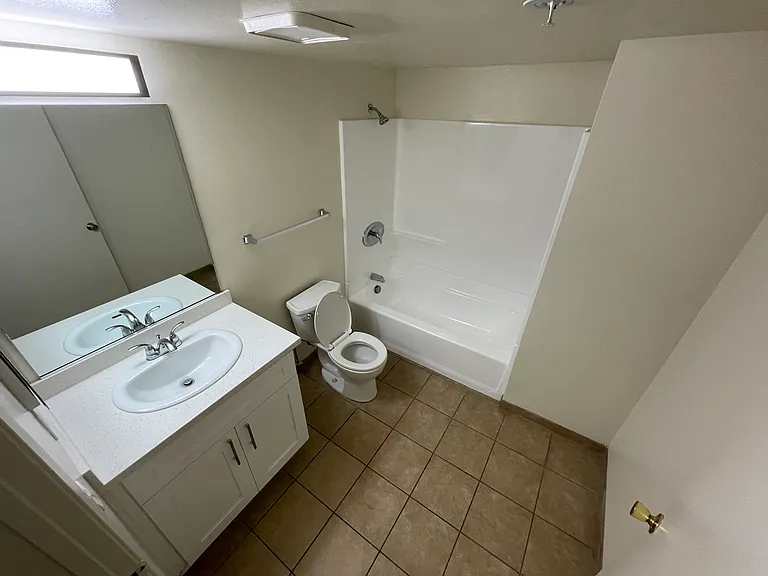1039 Justin Ave — Photo 9
