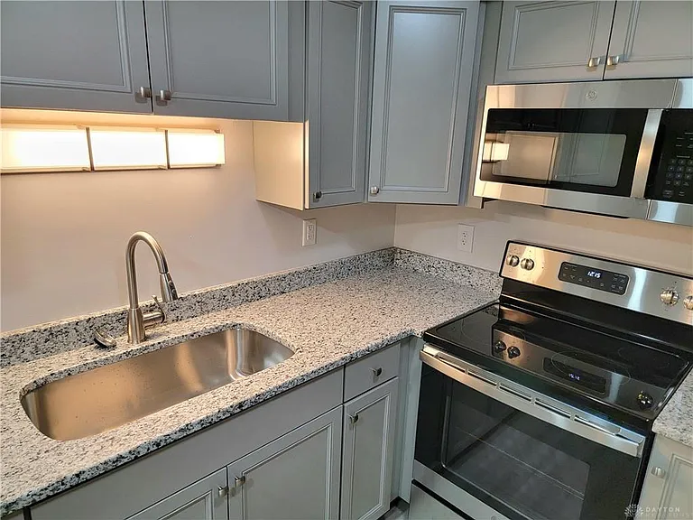 1104 Cambridge Ct — Photo 6