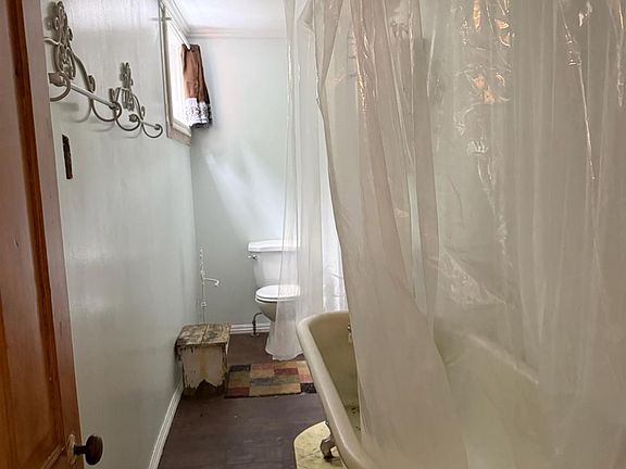 5th image of 208 Main St