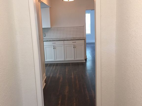 5th image of 516 Hollyhock St