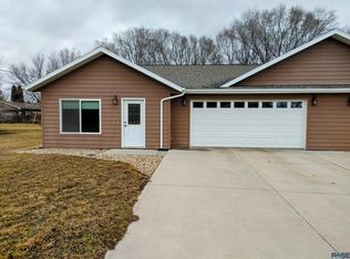 502 Silver Creek Cir, Madison, SD 57042