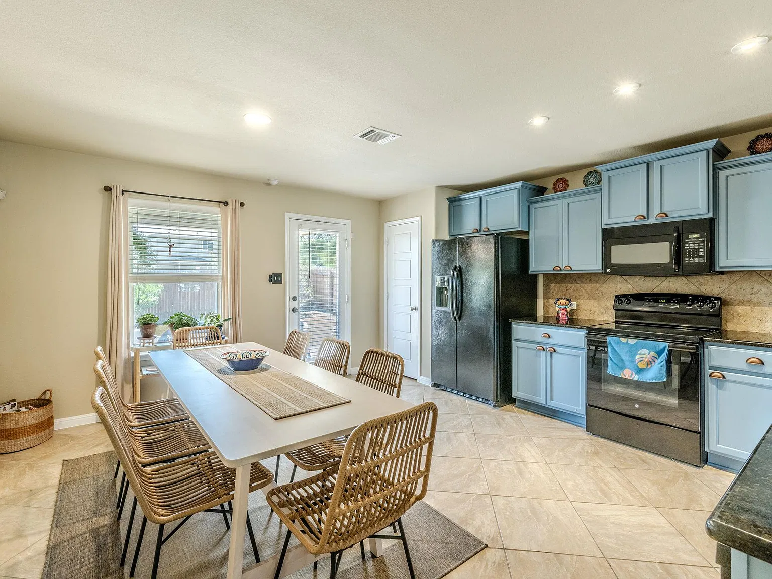 4 bed, 2.5 bath, 2232 sqft, $2,400 — Photo 2