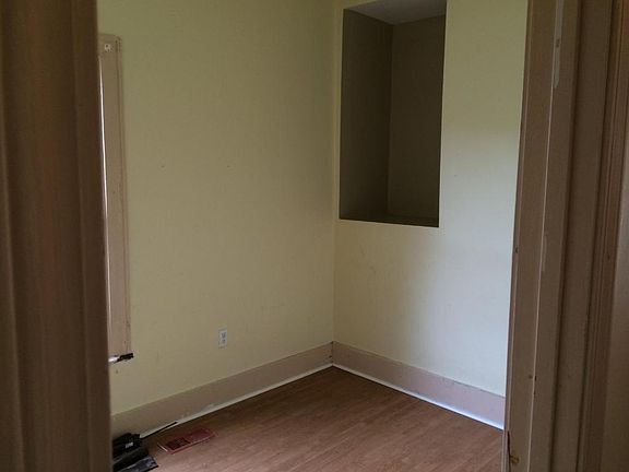 3rd image of 828 W Emerald Ave