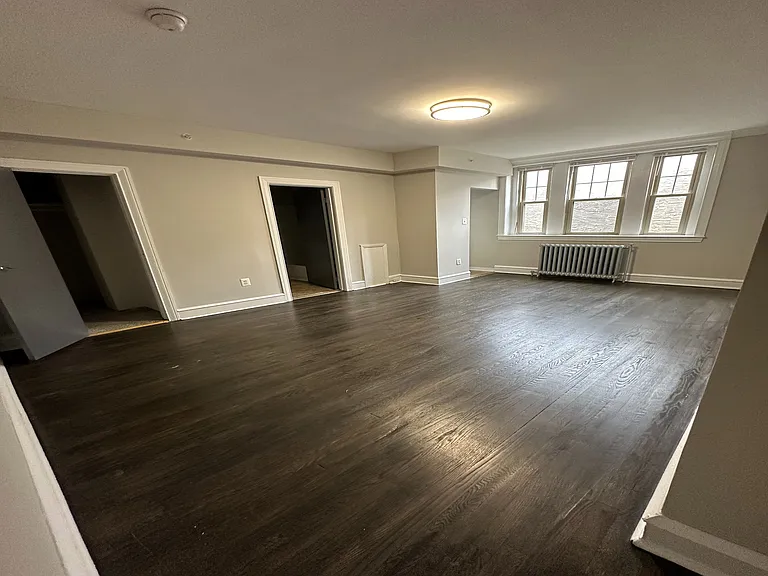 Surrey Hall Apartments — Photo 11