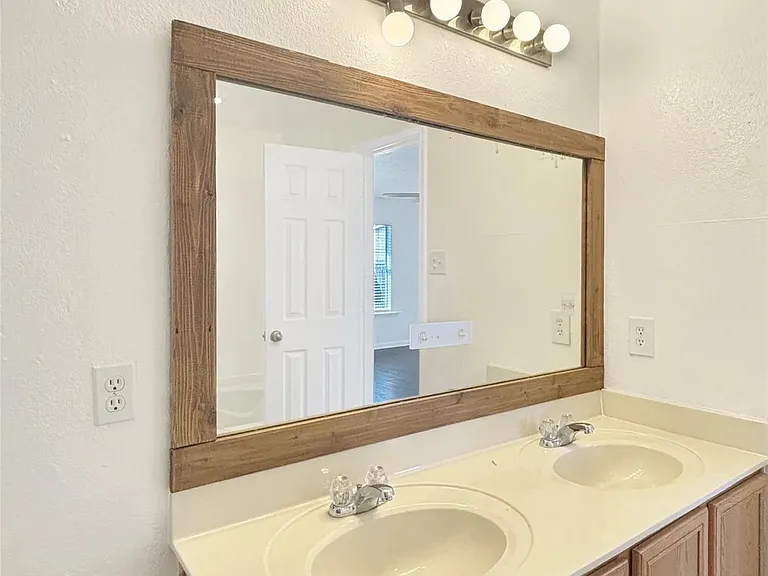 1217 Caroline Dr — Photo 11