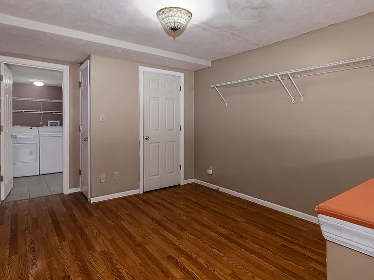 214 Wall St — Photo 5