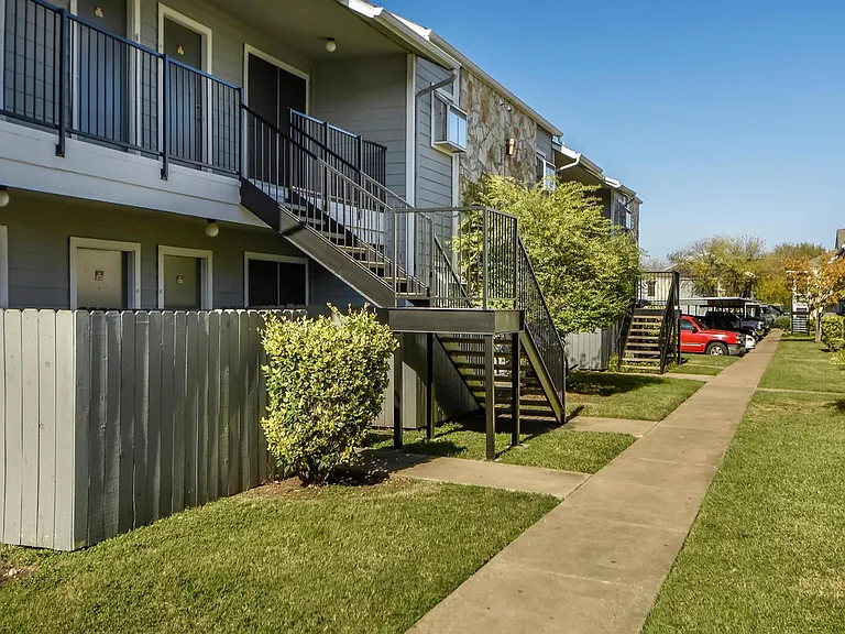 Affordable Domain units - Great move in Specials! — Photo 25