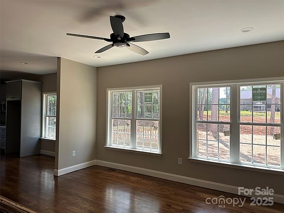 3rd image of 1045 Long Dr