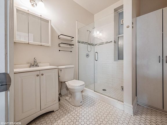 3rd image of 925 N Ashland Ave APT 2F
