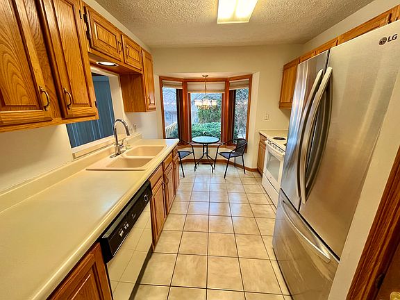 3rd image of 3704 Eastview Dr