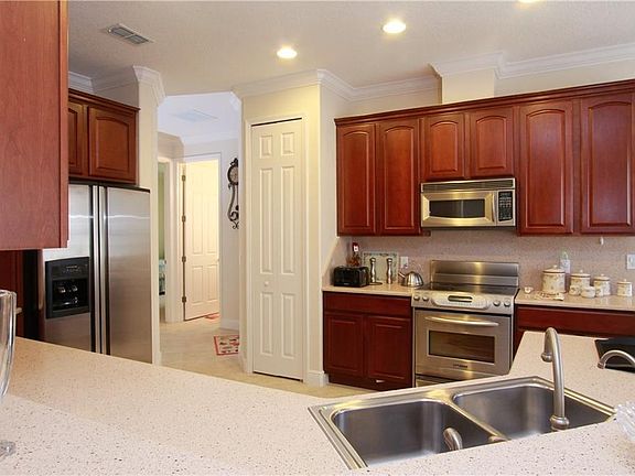 4th image of 555 Shorehaven Dr