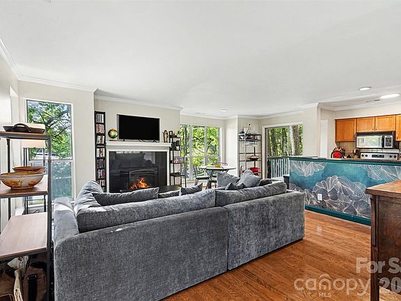 3rd image of 2512 Cranbrook Ln APT 3