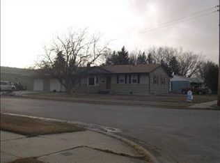 2104 Crescent Dr, Minot, ND 58703