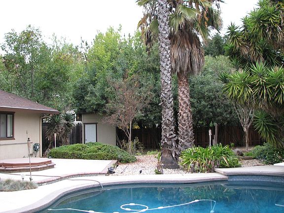 Pool house w/ toilet and shower