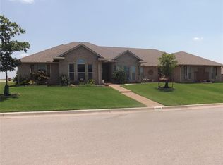 1800 Lynx Ln, Altus, OK 73521