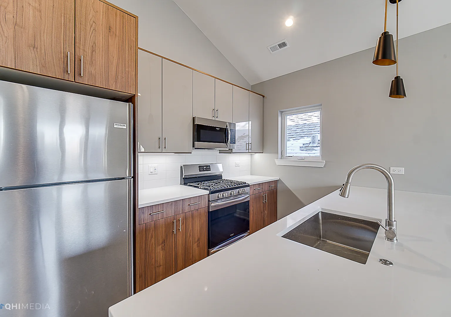 1734 W Cullerton St — Photo 2