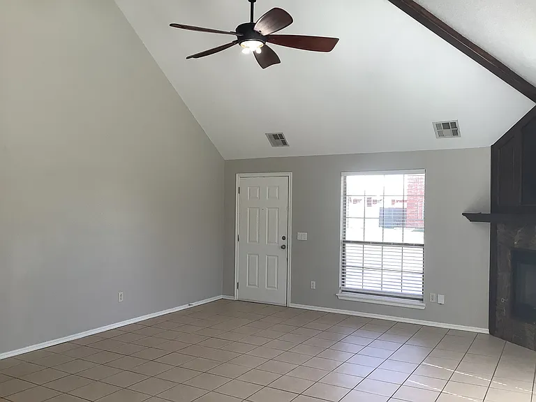 1424 SW 23rd St — Photo 5