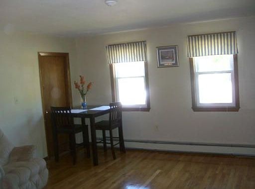 4th image of 714 Pleasant St #2