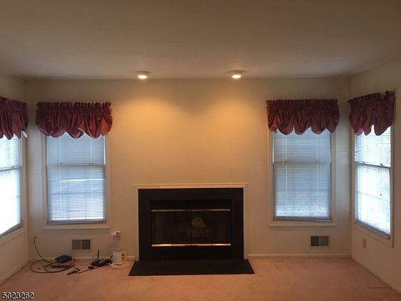 5th image of 21 Fieldstone Dr