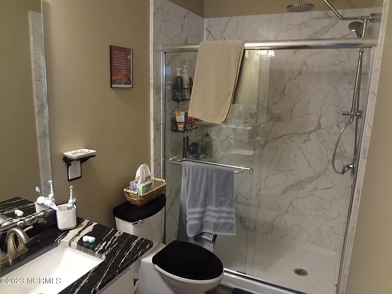 205 S Pointe Dr #B — Photo 31