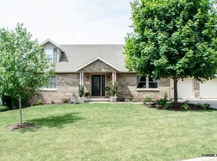 5513 Green Crest Ct, Dubuque, IA 52002