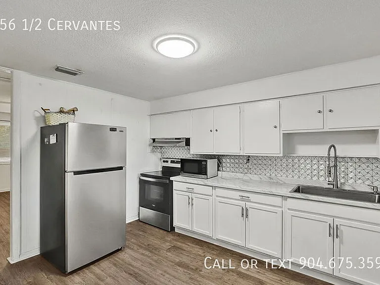 256 1/2 Cervantes Ave — Photo 10