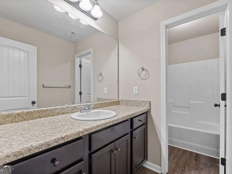 475 Louise Way — Photo 30