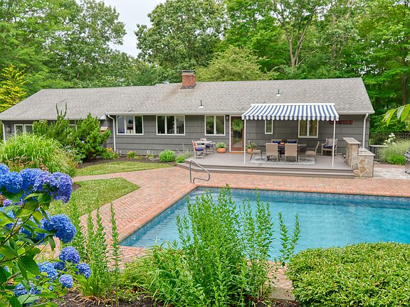 3rd image of 10 E Woodland Dr