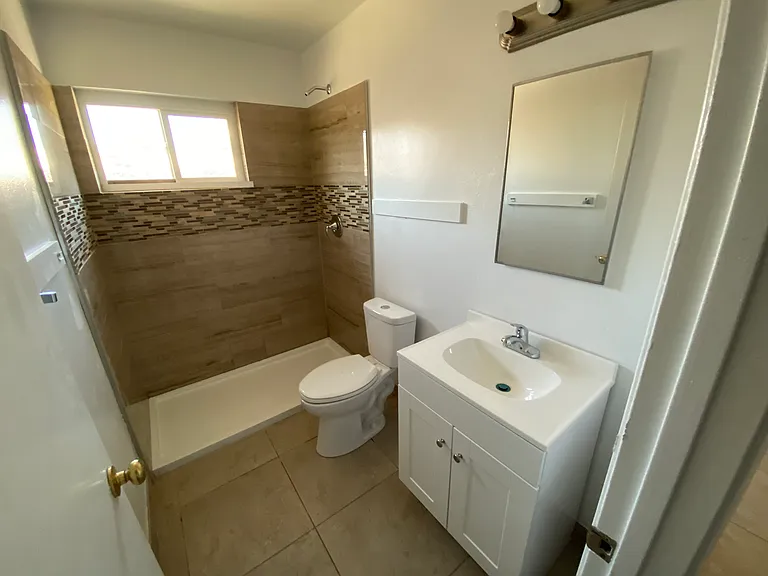 1014 S Trinity St — Photo 22