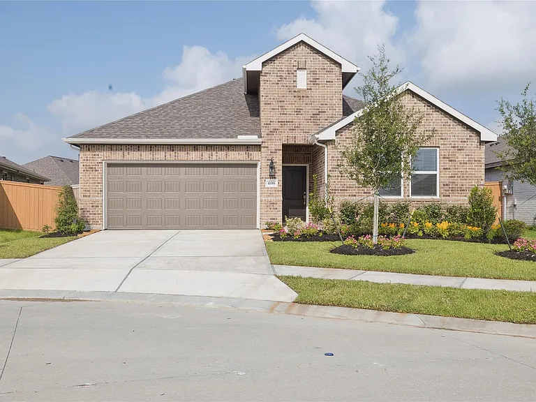 698 Daniels Lake Ln — Photo 2