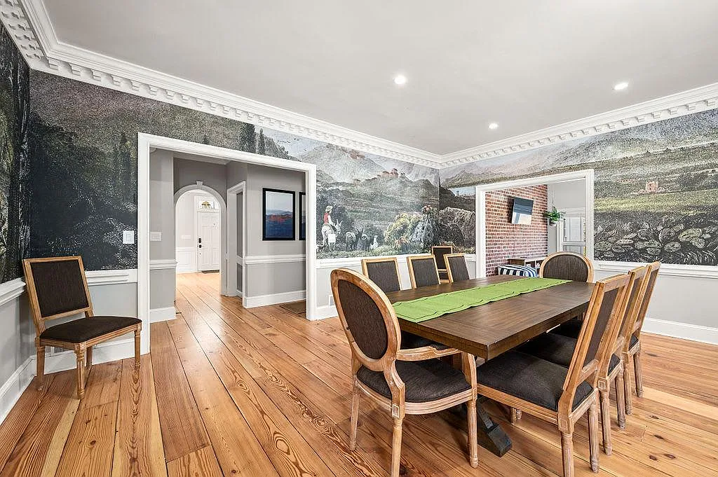 7 bed, 5.5 bath, 8390 sqft, $17,000 — Photo 4
