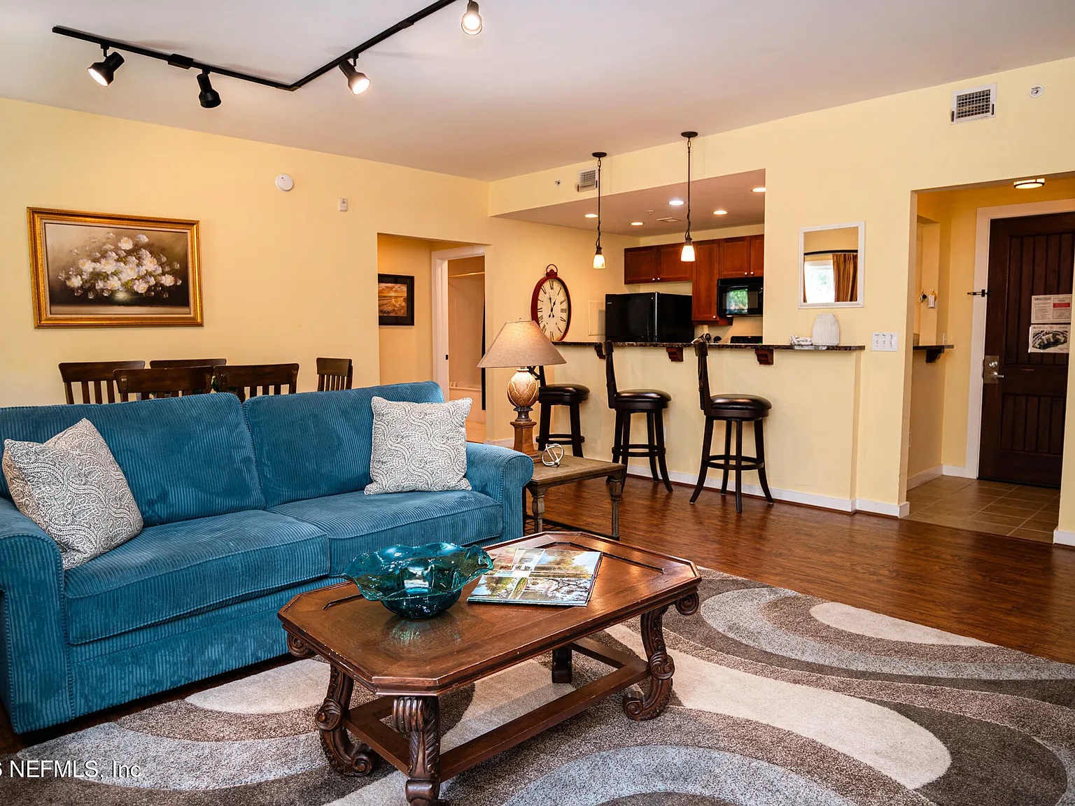 2 bed, 2.0 bath, 1332 sqft, $4,200 — Photo 2